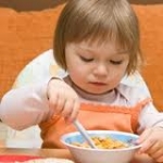 Jangan Menggosok Piring Melamin Terlalu Keras