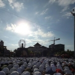 Ribuan Warga Makassar Shalat Gerhana di Pantai Losari